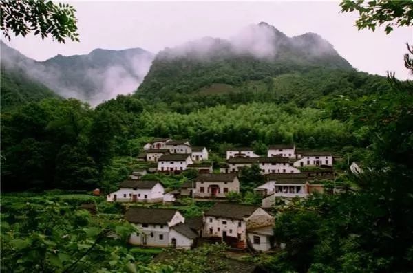 山村最強(qiáng)小農(nóng)民董三生最新傳奇故事，山村最強(qiáng)小農(nóng)民董三生傳奇新篇，董三生的最新故事