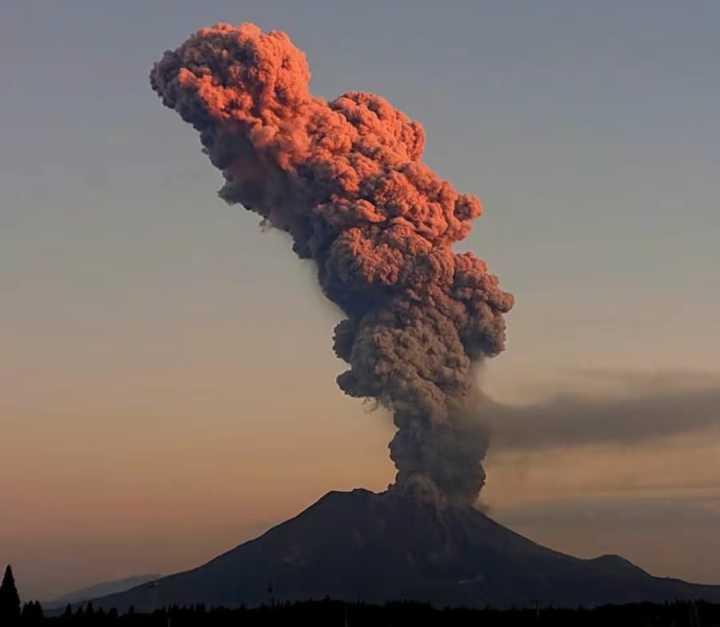 日本火山噴發(fā)灰柱高達(dá)3400米，自然的熱烈展現(xiàn)，日本火山熱烈噴發(fā)，灰柱直沖云霄3400米