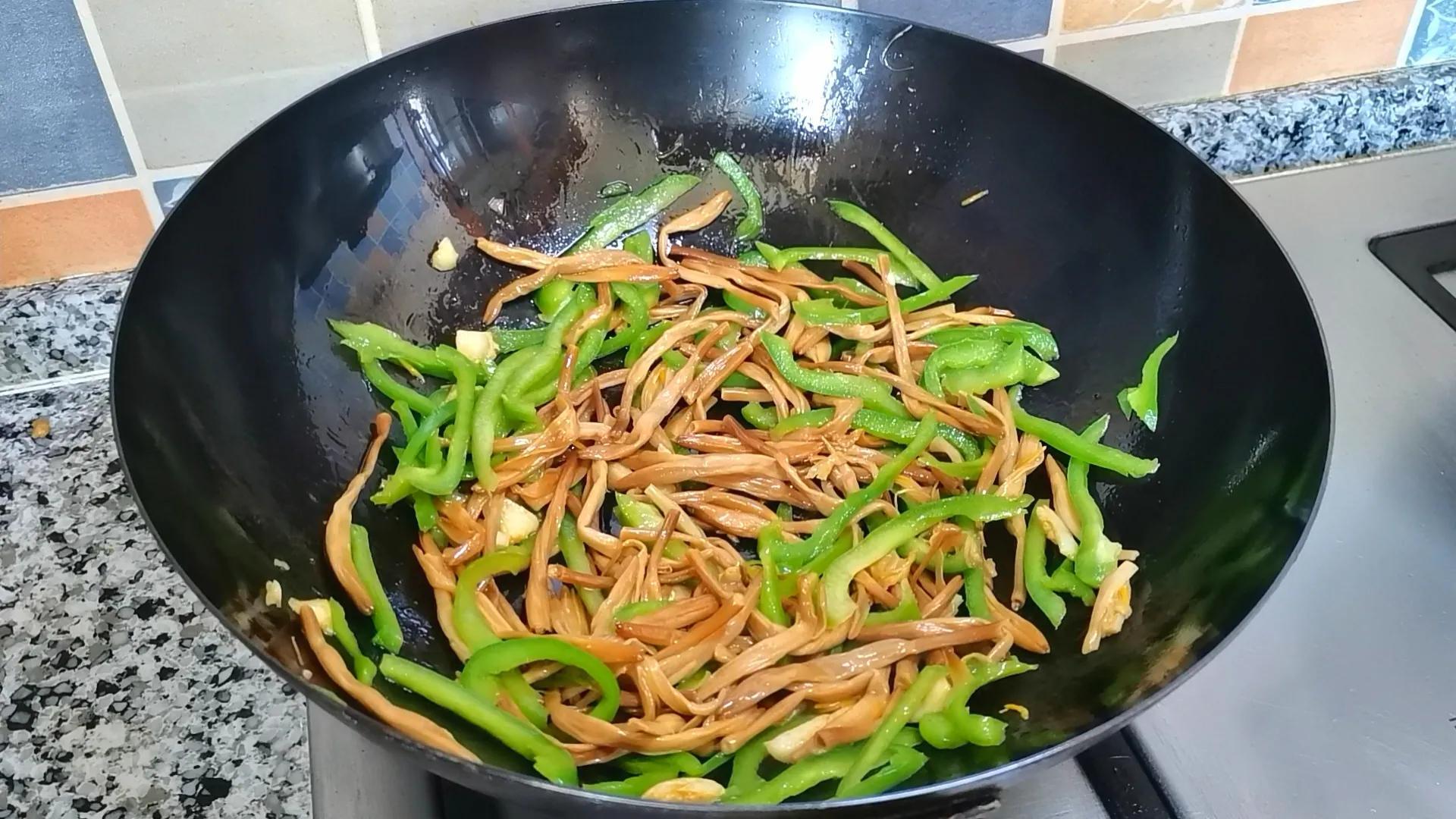 黃花菜的美味烹飪之道，如何做出好吃的黃花菜，黃花菜美味烹飪秘訣，打造佳肴的秘訣揭曉！